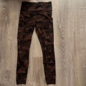 Lululemon Fast and Free Brushed Fabric High-Rise Tight 28" (pockets) camo